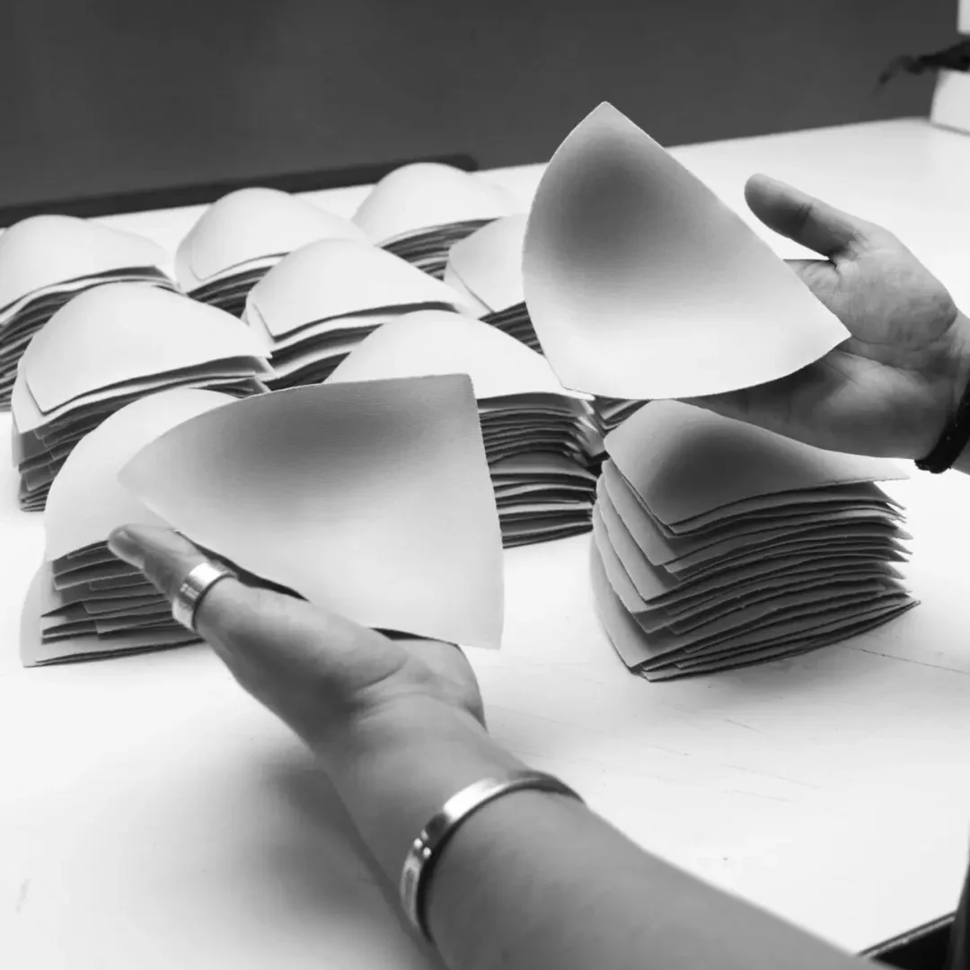 worker-manufacture-product-bra-cup-cutting-moulding-mould-preformatex-europe worker-manufacture-product-bra-cup-cutting-moulding-mould-preformatex-europe